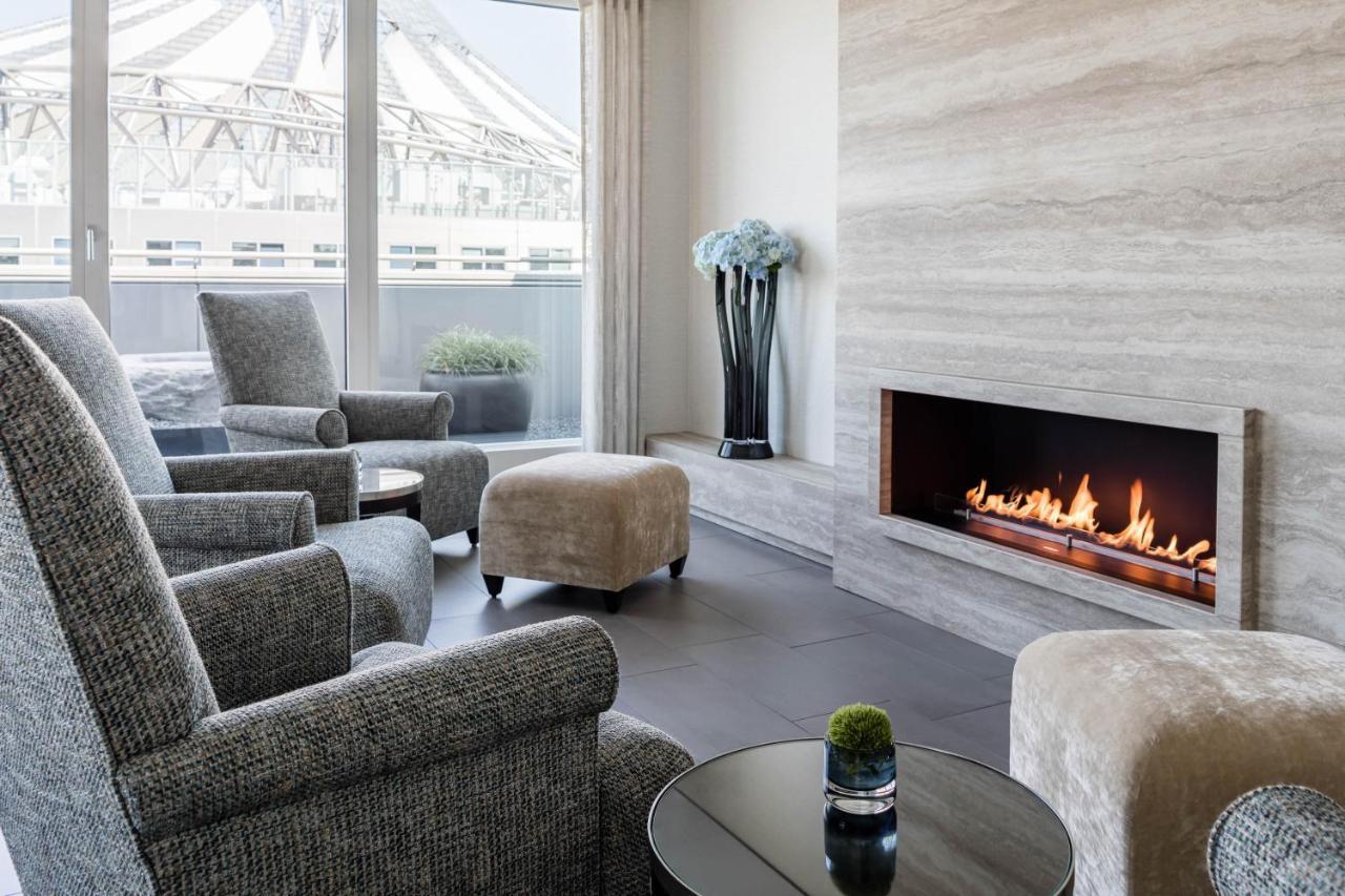 فندق ذا ماندالا برلين المظهر الخارجي الصورة A fireplace in a living room