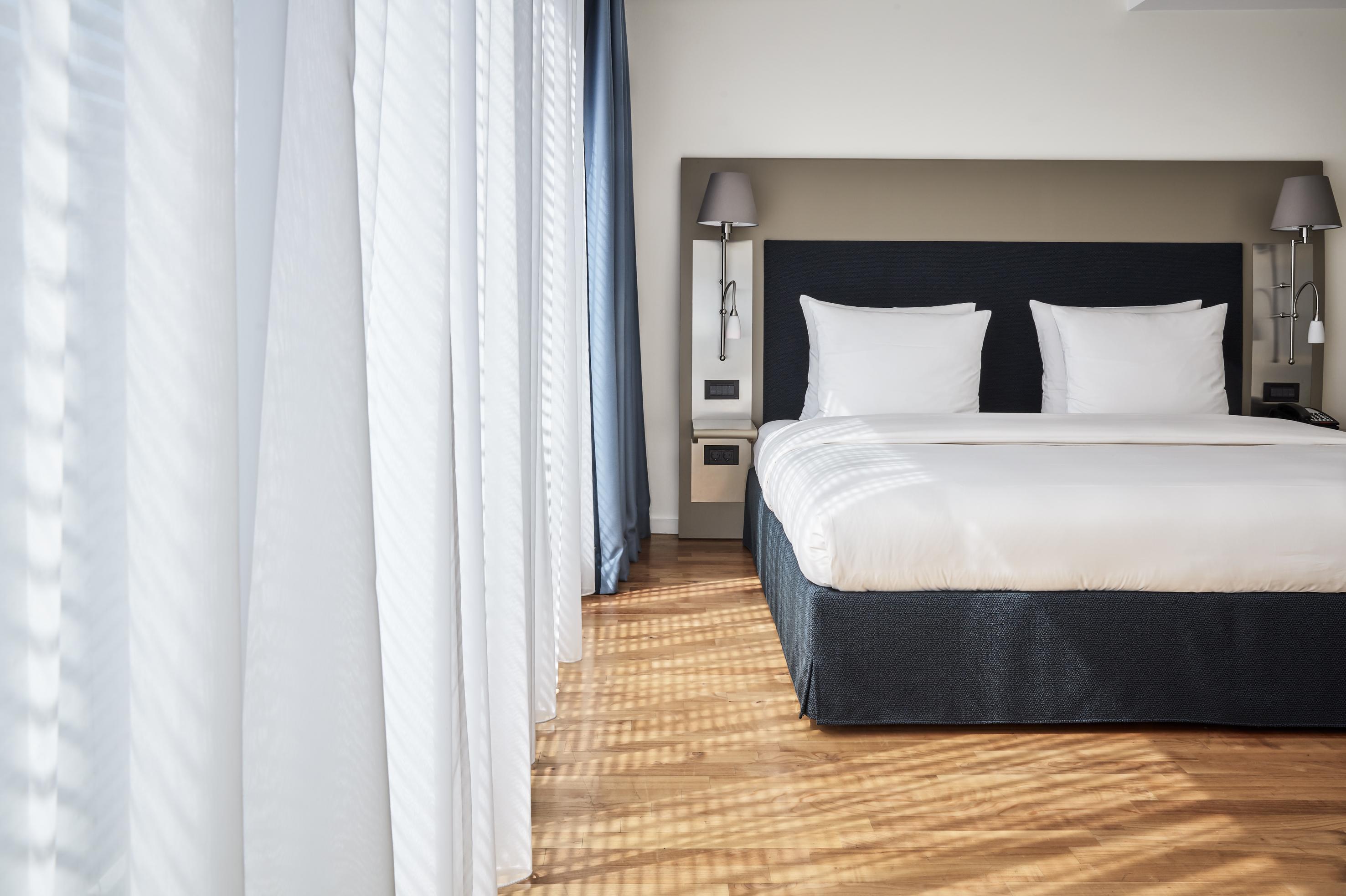 فندق ذا ماندالا برلين المظهر الخارجي الصورة A bedroom at the hotel