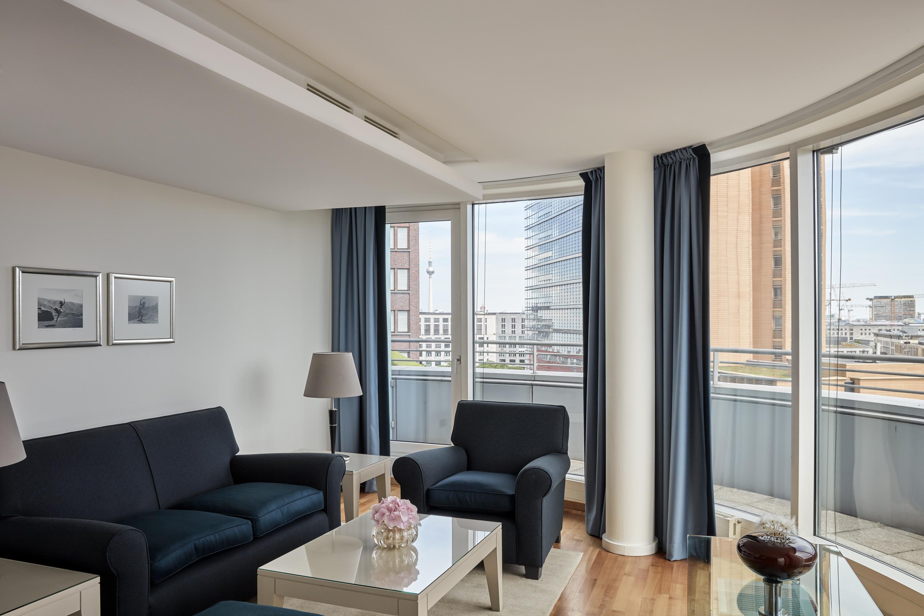 فندق ذا ماندالا برلين المظهر الخارجي الصورة A living room at the Mandarin Oriental, Madrid