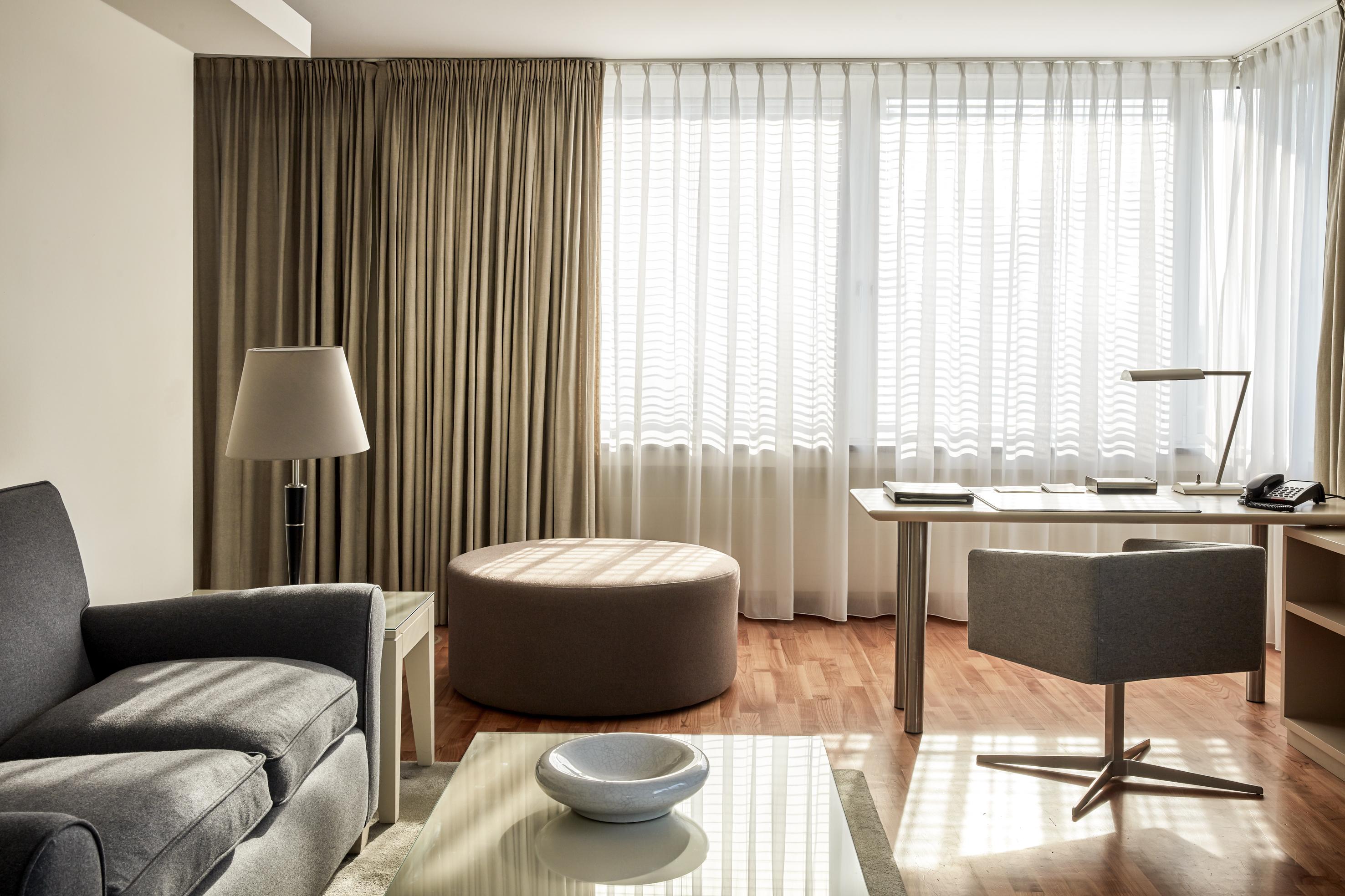 فندق ذا ماندالا برلين المظهر الخارجي الصورة A living room with a curtain