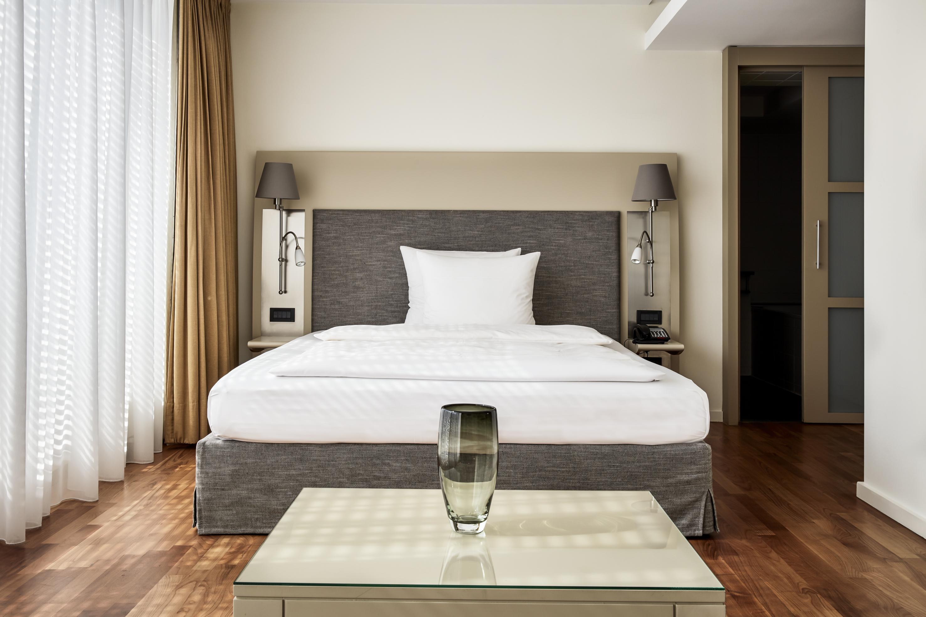 فندق ذا ماندالا برلين المظهر الخارجي الصورة A bedroom at the Hotel