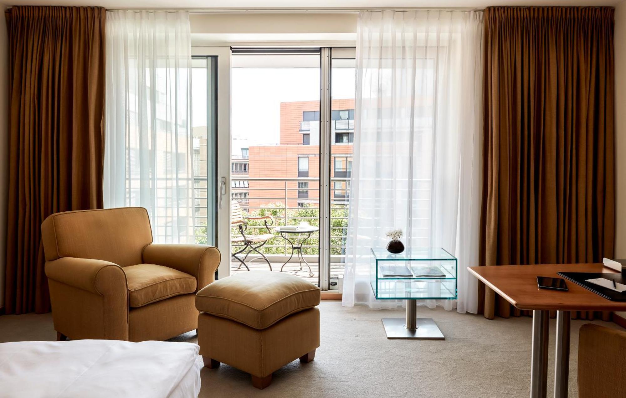 فندق ذا ماندالا برلين المظهر الخارجي الصورة A room at the hotel
