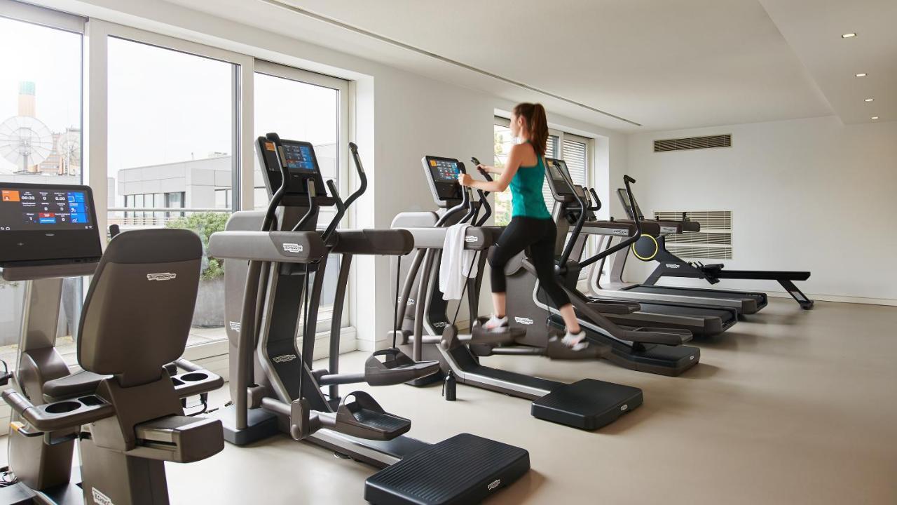 فندق ذا ماندالا برلين المظهر الخارجي الصورة A woman on a cross trainer